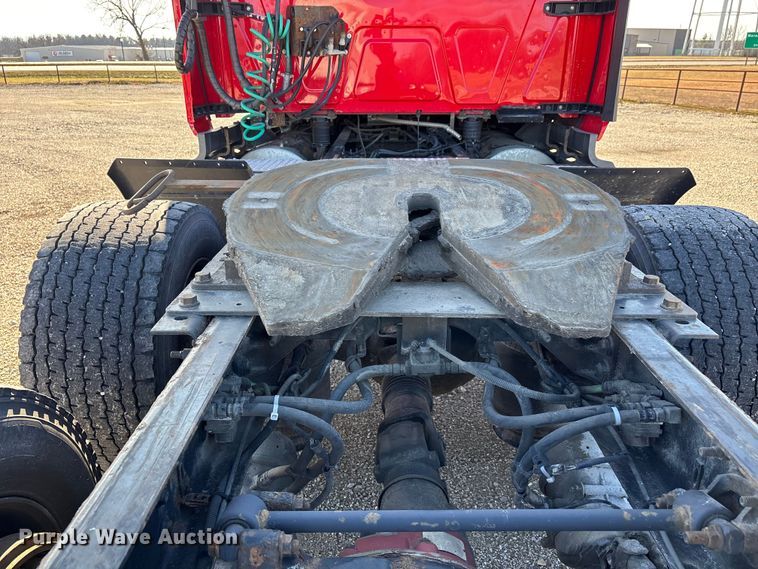 image for item DW7387 2014 International LF687 semi truck