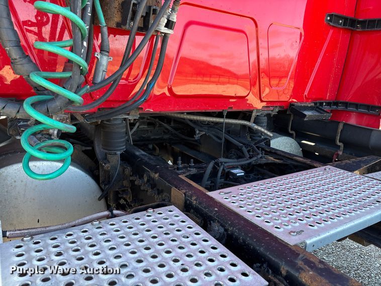 image for item DW7387 2014 International LF687 semi truck