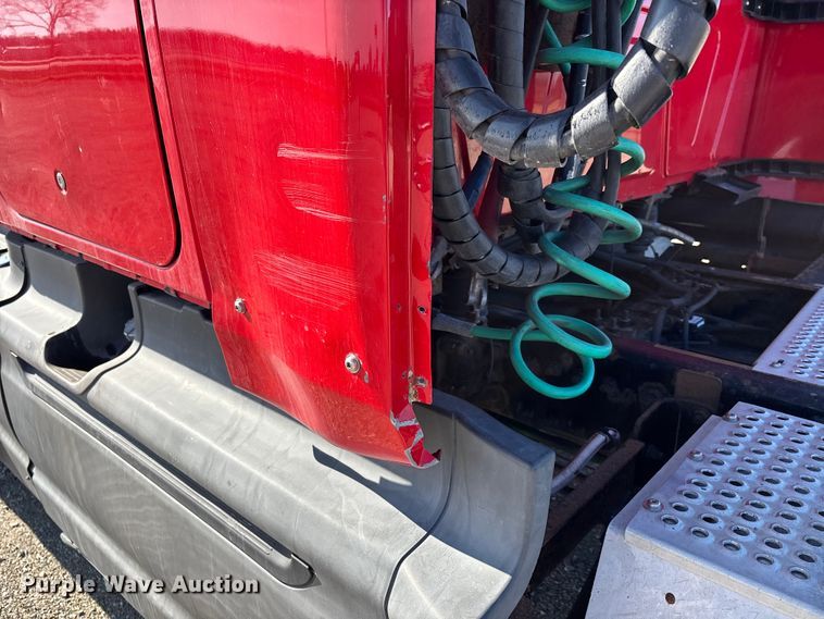 image for item DW7387 2014 International LF687 semi truck