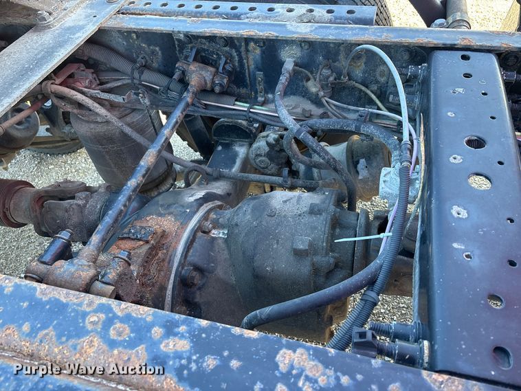 image for item DW7387 2014 International LF687 semi truck