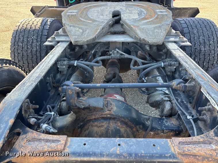 image for item DW7387 2014 International LF687 semi truck