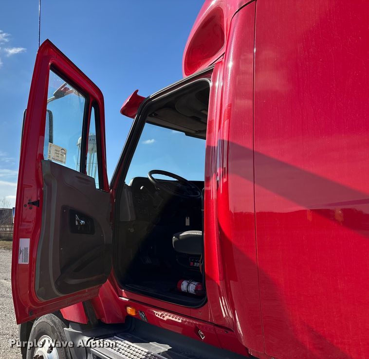 image for item DW7387 2014 International LF687 semi truck