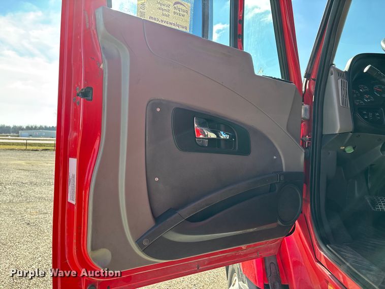 image for item DW7387 2014 International LF687 semi truck