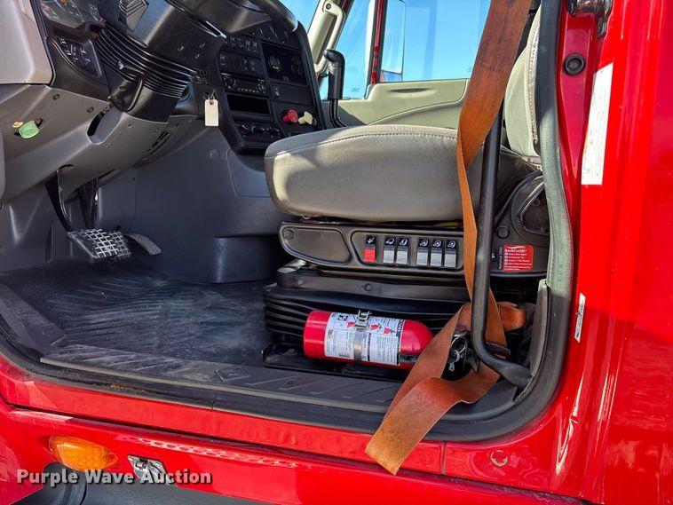 image for item DW7387 2014 International LF687 semi truck