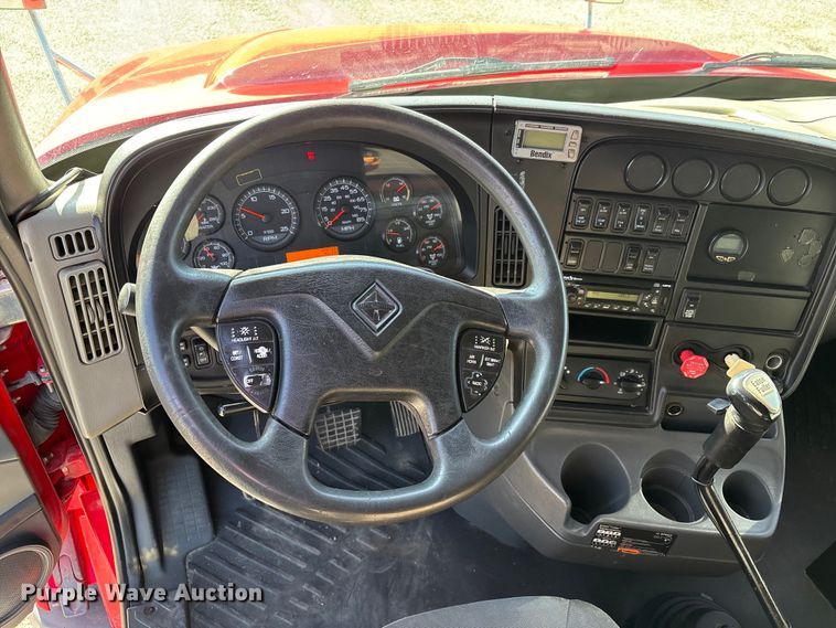 image for item DW7387 2014 International LF687 semi truck