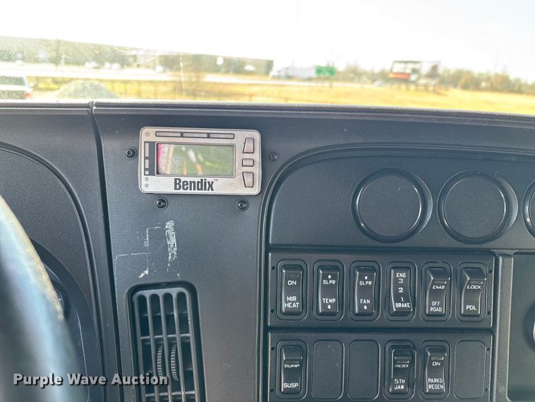 image for item DW7387 2014 International LF687 semi truck