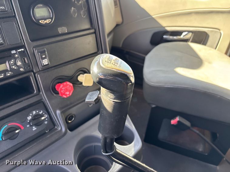 image for item DW7387 2014 International LF687 semi truck