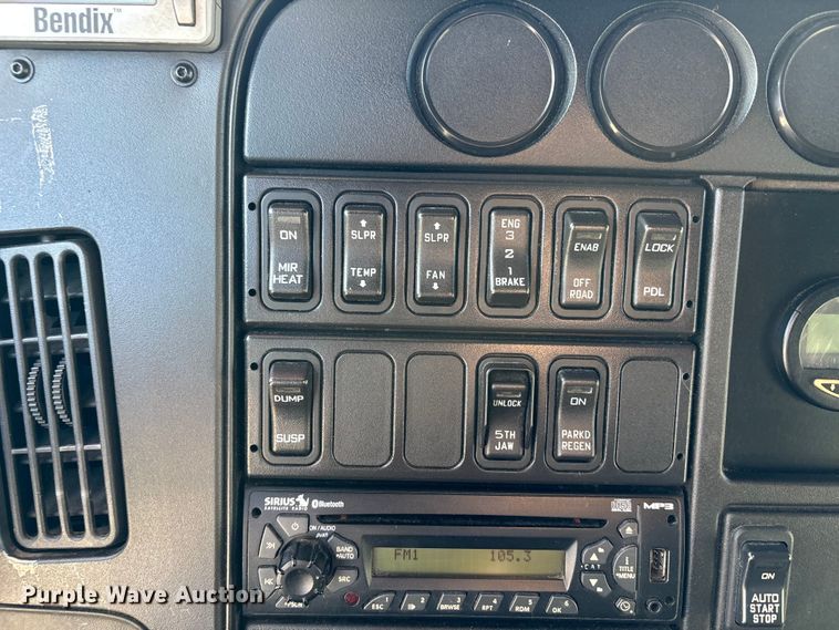 image for item DW7387 2014 International LF687 semi truck