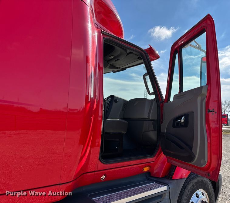 image for item DW7387 2014 International LF687 semi truck