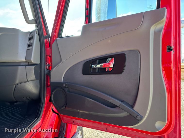 image for item DW7387 2014 International LF687 semi truck