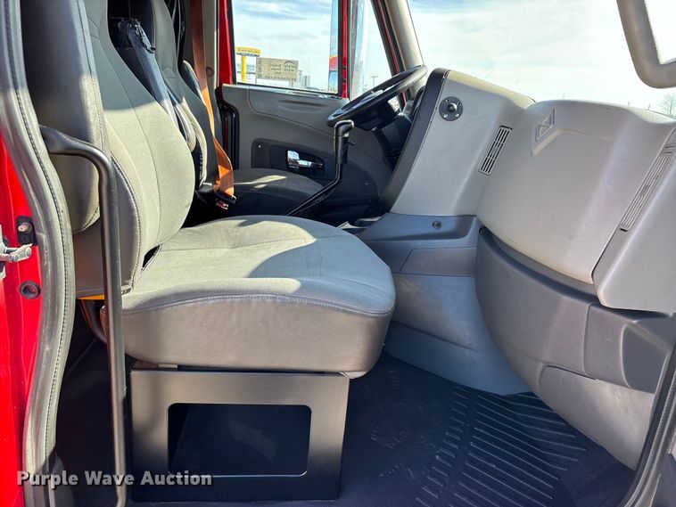 image for item DW7387 2014 International LF687 semi truck