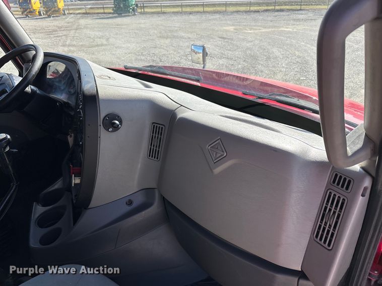 image for item DW7387 2014 International LF687 semi truck