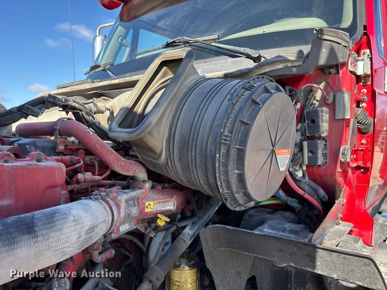 image for item DW7387 2014 International LF687 semi truck