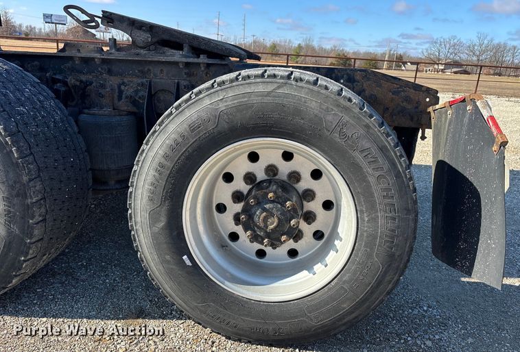 image for item DW7387 2014 International LF687 semi truck