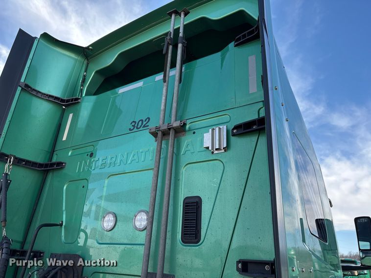 image for item DW7400 2022 International LT625 semi truck