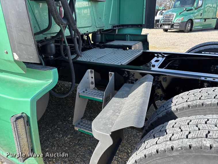 image for item DW7400 2022 International LT625 semi truck