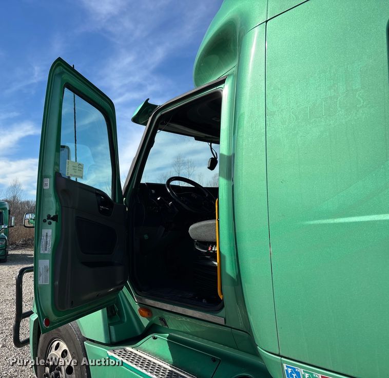 image for item DW7400 2022 International LT625 semi truck