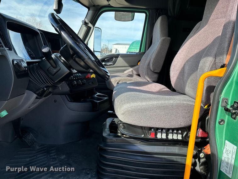 image for item DW7400 2022 International LT625 semi truck