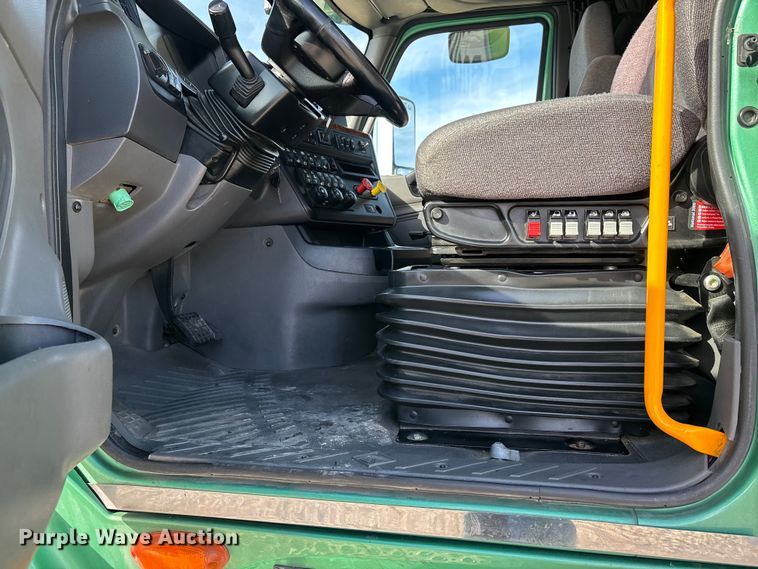 image for item DW7400 2022 International LT625 semi truck