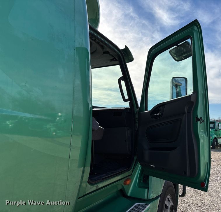 image for item DW7400 2022 International LT625 semi truck