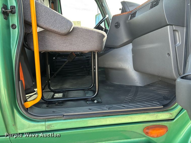 image for item DW7400 2022 International LT625 semi truck