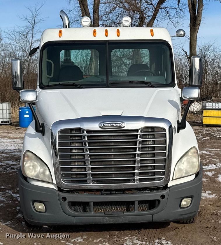 image for item EA2275 2009 Freightliner Cascadia semi truck