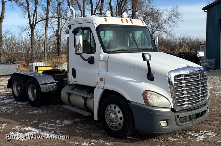 image for item EA2275 2009 Freightliner Cascadia semi truck