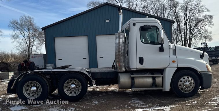 image for item EA2275 2009 Freightliner Cascadia semi truck