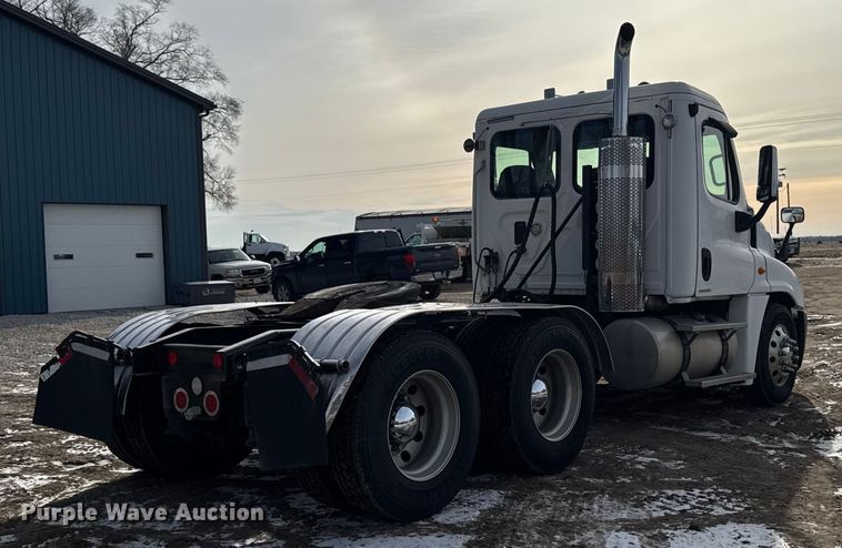 image for item EA2275 2009 Freightliner Cascadia semi truck