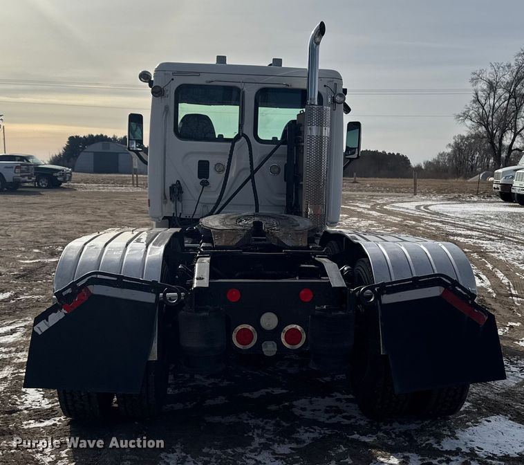 image for item EA2275 2009 Freightliner Cascadia semi truck