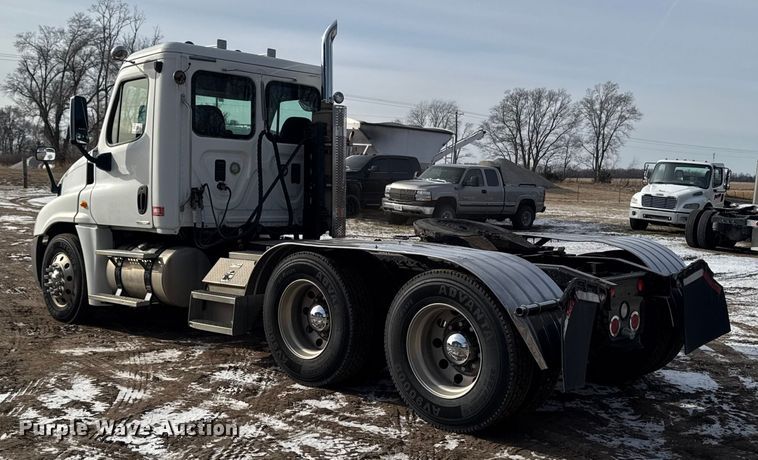 image for item EA2275 2009 Freightliner Cascadia semi truck