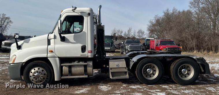 image for item EA2275 2009 Freightliner Cascadia semi truck