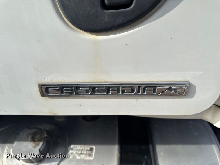 image for item EA2275 2009 Freightliner Cascadia semi truck