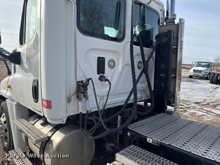 image for item EA2275 2009 Freightliner Cascadia semi truck