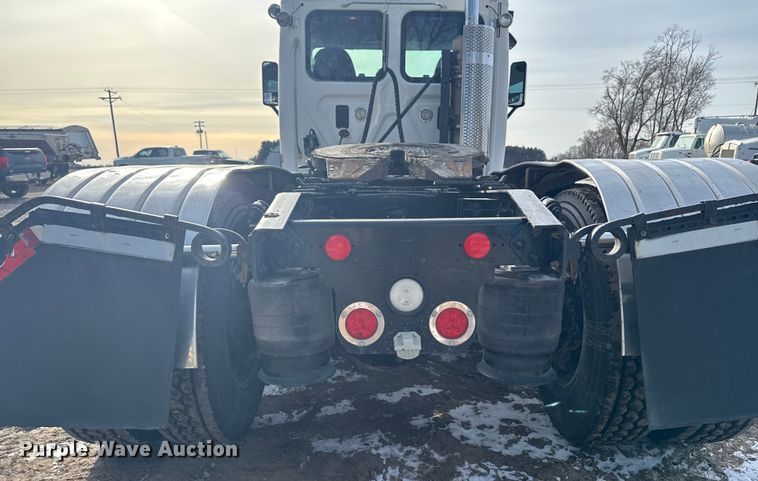 image for item EA2275 2009 Freightliner Cascadia semi truck