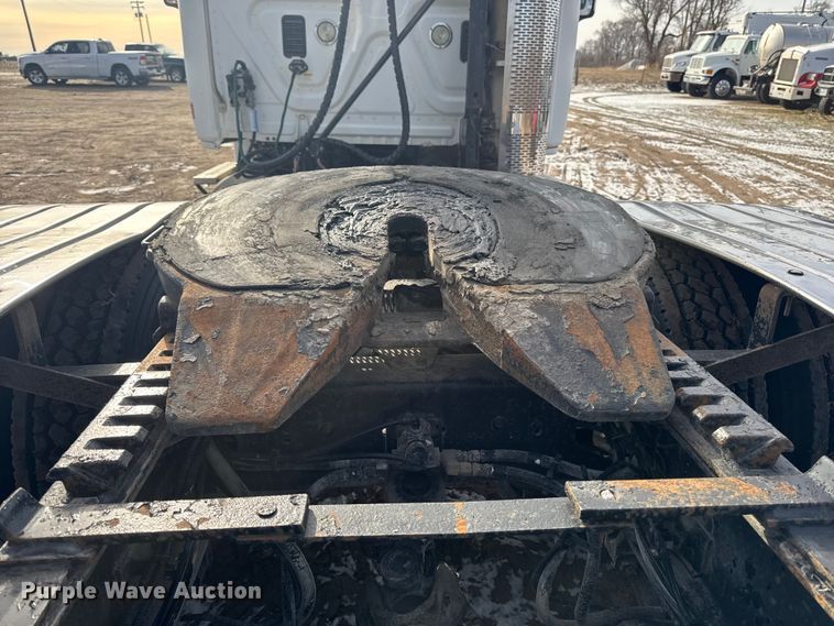 image for item EA2275 2009 Freightliner Cascadia semi truck