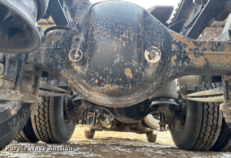 image for item EA2275 2009 Freightliner Cascadia semi truck