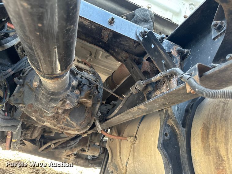 image for item EA2275 2009 Freightliner Cascadia semi truck