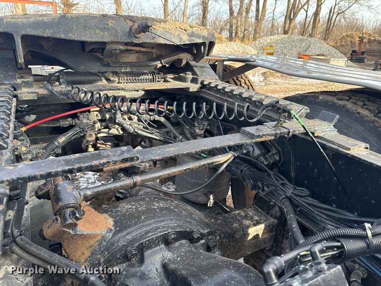 image for item EA2275 2009 Freightliner Cascadia semi truck