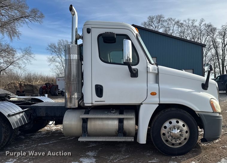 image for item EA2275 2009 Freightliner Cascadia semi truck