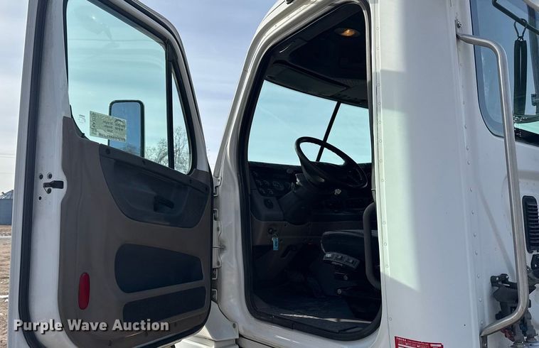 image for item EA2275 2009 Freightliner Cascadia semi truck