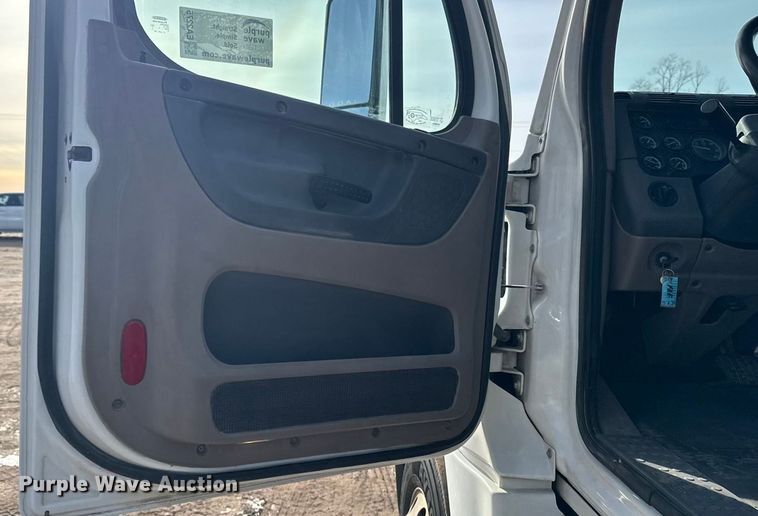 image for item EA2275 2009 Freightliner Cascadia semi truck