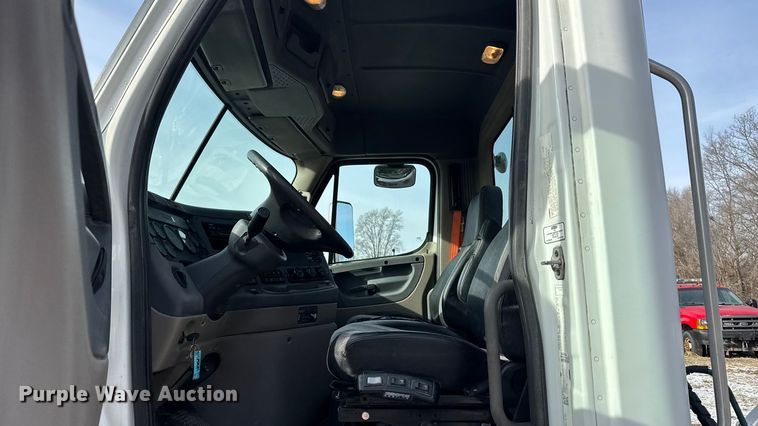 image for item EA2275 2009 Freightliner Cascadia semi truck