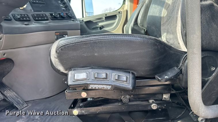 image for item EA2275 2009 Freightliner Cascadia semi truck