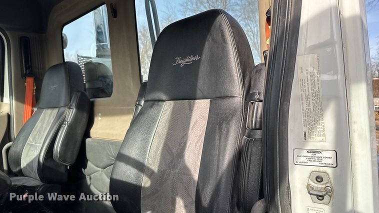 image for item EA2275 2009 Freightliner Cascadia semi truck