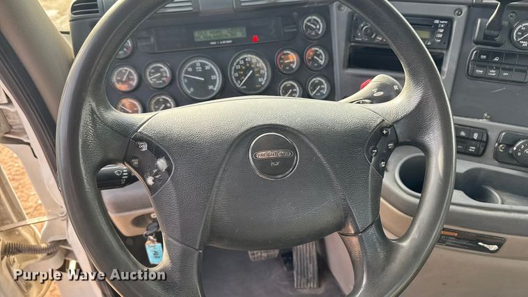 image for item EA2275 2009 Freightliner Cascadia semi truck