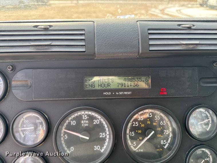 image for item EA2275 2009 Freightliner Cascadia semi truck