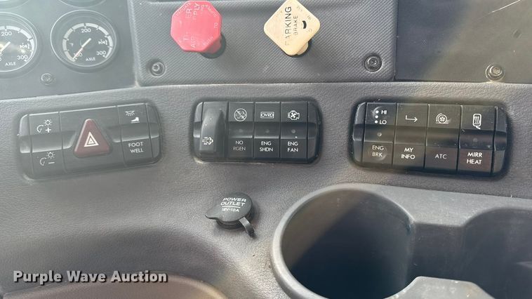 image for item EA2275 2009 Freightliner Cascadia semi truck