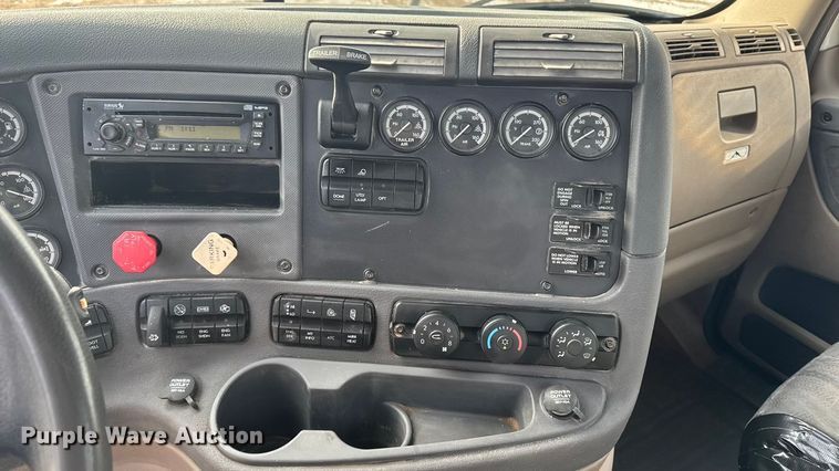 image for item EA2275 2009 Freightliner Cascadia semi truck