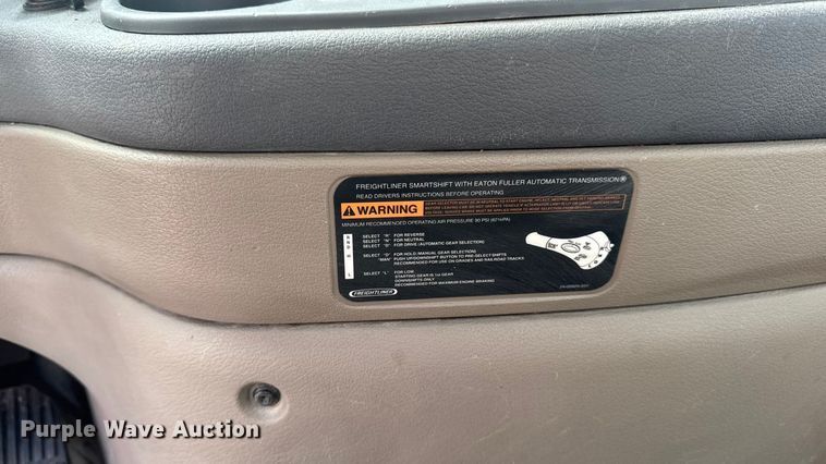 image for item EA2275 2009 Freightliner Cascadia semi truck